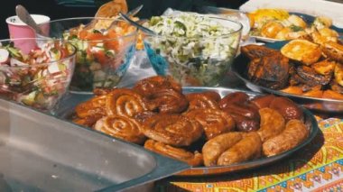 Taze ızgara gıda yalan üstünde belgili tanımlık sayaç sokak pazarı.