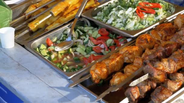 Cuisine de rue sur le comptoir du magasin. Kebabs chiches sur brochettes, champignons grillés, légumes — Video