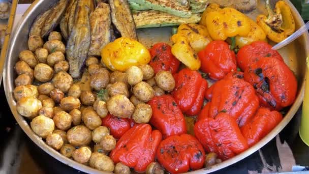 Barbecue aux légumes aux champignons, poivron, courge sur le comptoir grill store . — Video