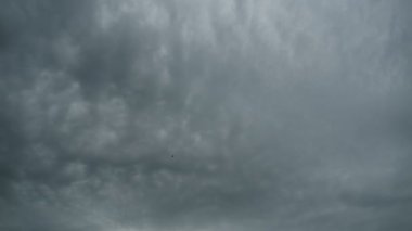 Gri bulutlar gökyüzünde hareket ediyor. Zaman atlamalı