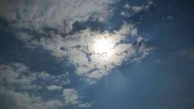 Bulutlar Sun Bright Shining ile mavi gökyüzünde hareket ediyor. Zaman atlamalı