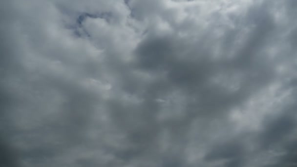 Nubes grises se mueven en el cielo. Tiempo de caducidad — Vídeos de Stock