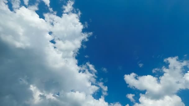 Les nuages se déplacent dans le ciel bleu. Délai imparti — Video