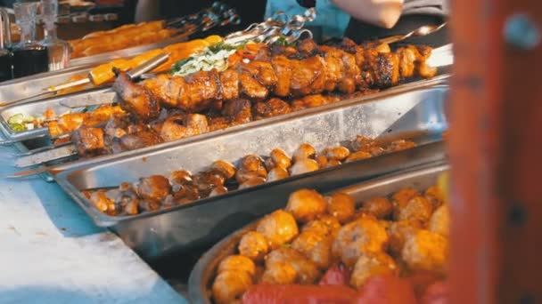 Gekookte straatvoedsel op de teller van de winkel. Shish Kebab op spiesjes, gegrilde champignons, groenten — Stockvideo