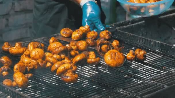 Il cuoco prepara i funghi alla griglia. Festa barbecue — Video Stock