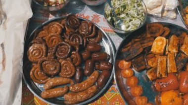 Taze ızgara gıda yalan üstünde belgili tanımlık sayaç sokak pazarı.