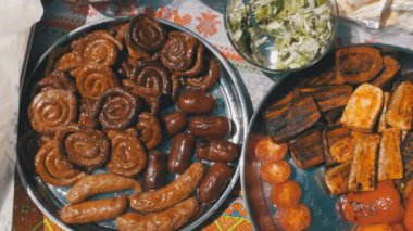 Üstten görünüm çeşitli sosis, sebze, Bulgar biber ve diğer gıda ızgarada pişmiş