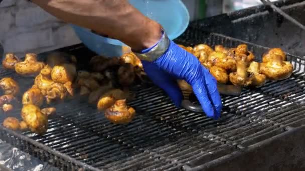 The cook prepares mushrooms on the grill. Barbecue party — Stock Video