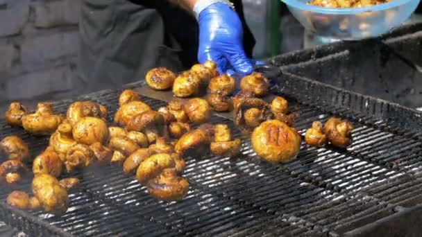 O cozinheiro prepara cogumelos na grelha. Festa de churrasco — Vídeo de Stock