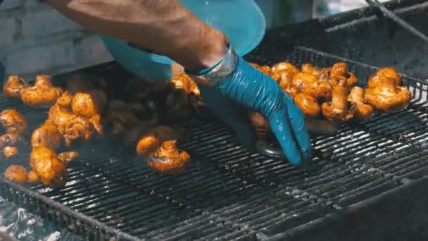 Kok Bereidt Champignons Grill Barbecue Feestje Lekker Gegrild Eten Een — Stockvideo