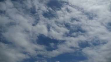 Bulutlar mavi gökyüzünde hareket ediyor. Zaman atlamalı