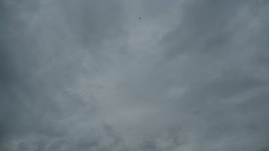 Gri bulutlar gökyüzünde hareket ediyor. Zaman atlamalı