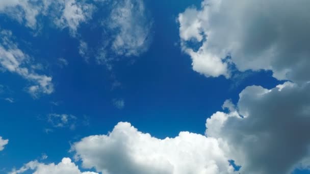 Облака движутся в голубом небе. Время покажет — стоковое видео