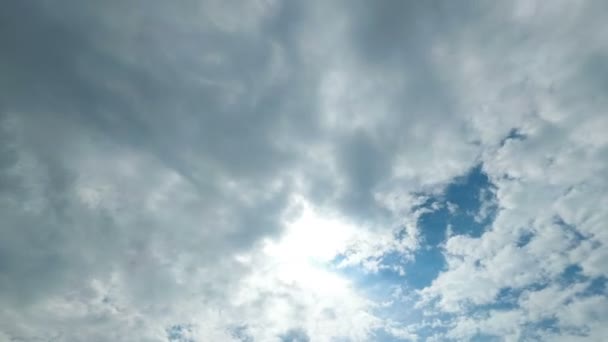 Felhők haladunk a kék ég, a fényes nap süt. Idő telik el — Stock videók