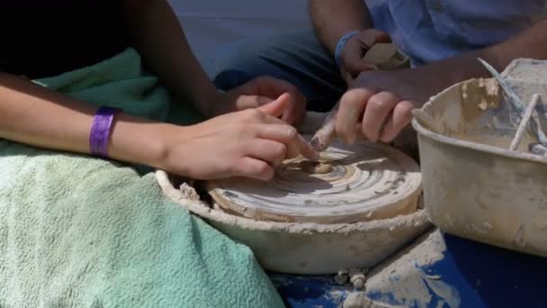 Mani del mastro vasaio e vaso di argilla sulla ruota dei vasai primo piano . — Video Stock