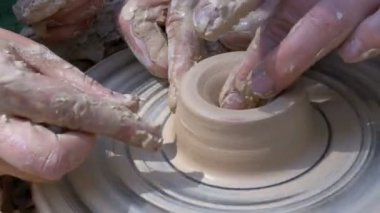Potters eller iş üstünde a Potters tekerlek kil ile