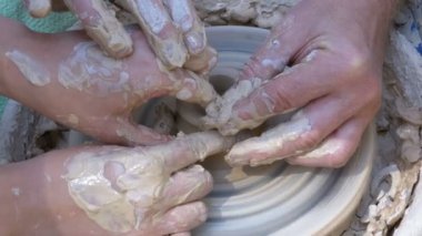 Potters eller iş üstünde a Potters tekerlek kil ile