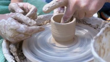 Potters eller iş üstünde a Potters tekerlek kil ile