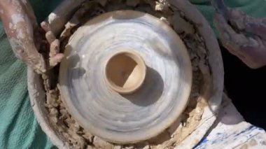 Potters tekerlek kil ile Potters eller iş üzerinde üstten görünüm