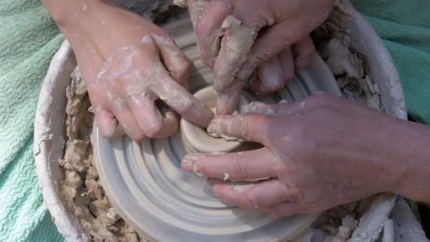 Potters händer arbete med lera på en keramiker hjul — Stockvideo