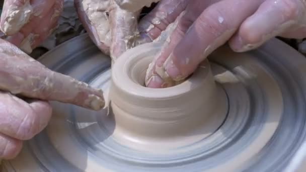 Töpferhände arbeiten mit Ton auf einer Töpferscheibe — Stockvideo
