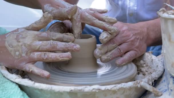 Les mains de potiers travaillent avec de l'argile sur une roue de potiers — Video