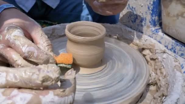 Руки майстра гончаря і ваза з глини на гончарному колесі — стокове відео