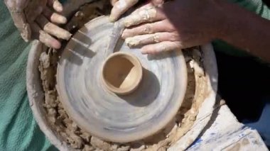 Potters tekerlek kil ile üstten görünüm Potters eller iş üzerinde. Potter kil ürün potters direksiyona yakın çanak çömlek araçlarıyla şekilleri. İnce işçilik ve şık nesneleri oluşturma.