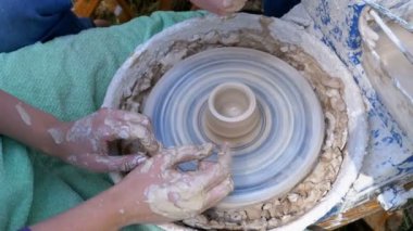 Potters eller kil Potters tekerlek üzerinde çalışmak. Ağır çekim