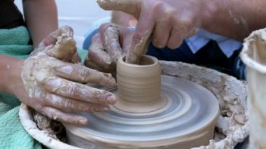 Potters eller kil Potters tekerlek üzerinde çalışmak. Ağır çekim