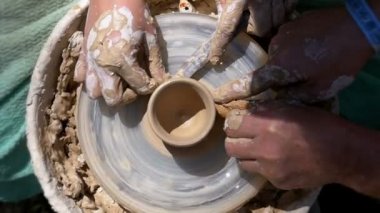 Üstten görünüm Potters eller çalışma üstünde a Potters tekerlek kil ile. Ağır çekim