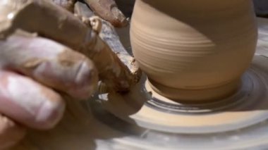 Potters eller kil Potters tekerlek üzerinde çalışmak. Ağır çekim