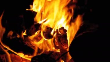 Gece kamp ateşi. Günlükleri turuncu alevler içinde yanan