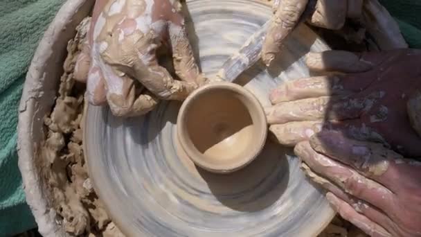 Bovenaanzicht op Potters handen werk met clay op het wiel van de pottenbakkers — Stockvideo