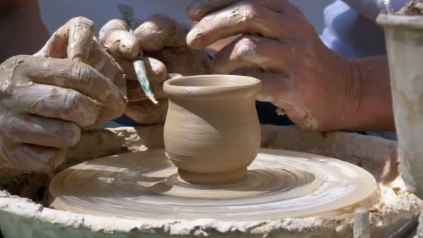 Mâinile stăpânului olar și vaza de lut pe roata olarului — Videoclip de stoc