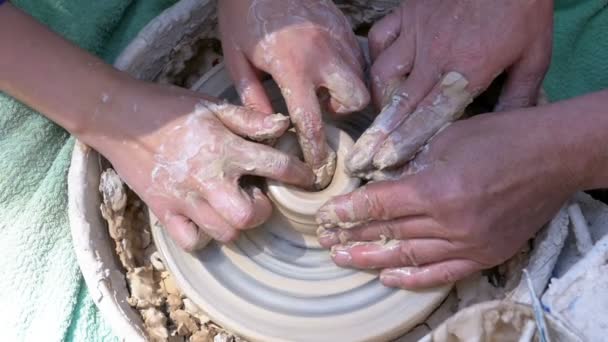 Visão superior do Potters Hands Trabalhe com o Clay em uma roda de oleiros. Movimento lento — Vídeo de Stock