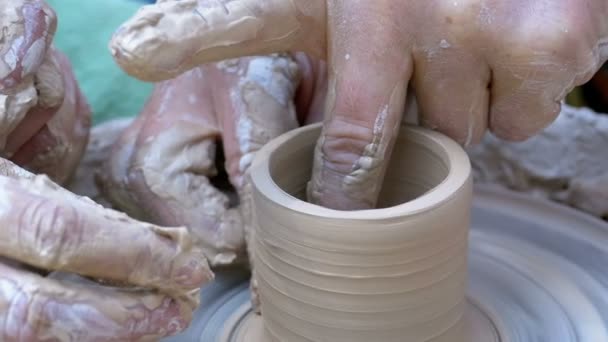 Potters händer arbete med lera på en keramiker hjul. Slow Motion — Stockvideo