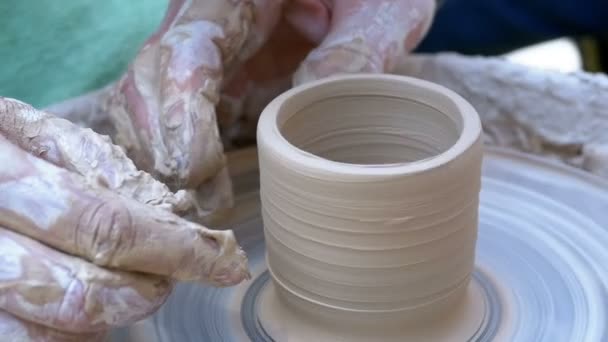 Potters handen werken met Clay op het wiel van de pottenbakkers. Slow Motion — Stockvideo