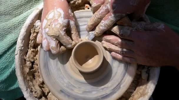 Üstten görünüm Potters eller çalışma üstünde a Potters tekerlek kil ile. Ağır çekim — Stok video