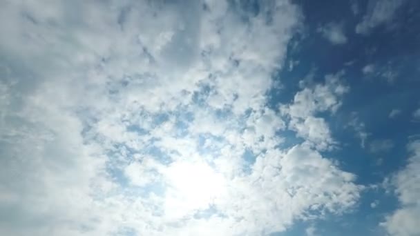 Nuvens estão se movendo no céu azul com o sol brilhante brilhando. Tempo de Caducidade — Vídeo de Stock