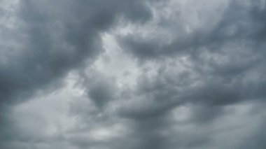 Gri bulutlar gökyüzünde hareket ediyor. Zaman atlamalı