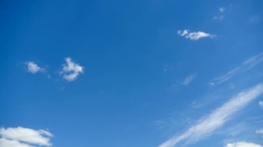 Bulutlar mavi gökyüzünde hareket ediyor. Zaman atlamalı