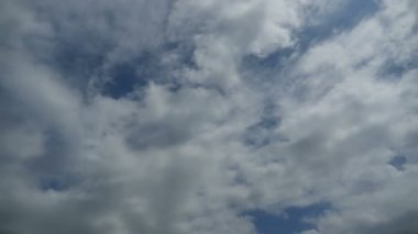 Bulutlar mavi gökyüzünde hareket ediyor. Zaman atlamalı