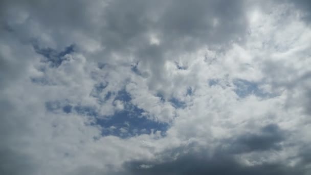 Nubes grises se mueven en el cielo. Tiempo de caducidad — Vídeos de Stock