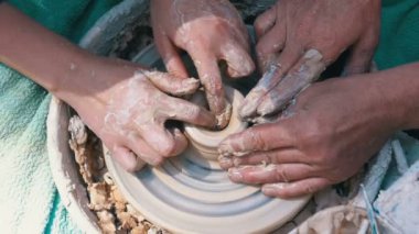Üstten görünüm Potters eller çalışma üstünde a Potters tekerlek kil ile. Ağır çekim