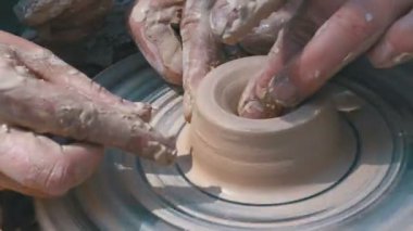 Potters eller iş üstünde a Potters tekerlek kil ile