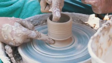 Adam ve kadın Potters eller Potters tekerlek üzerinde kil ile çalışma.