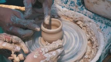 Ana potter ve kil potters direksiyonda vazo