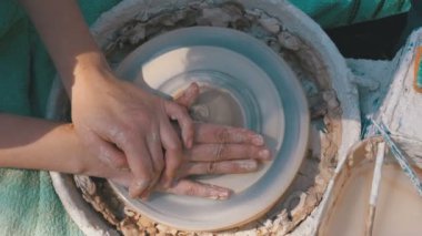 Potters tekerlek kil ile Potters eller iş üzerinde üstten görünüm