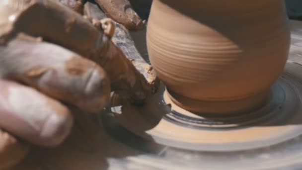 Le mani dei ceramisti lavorano con Clay su una ruota dei ceramisti. Rallentatore — Video Stock